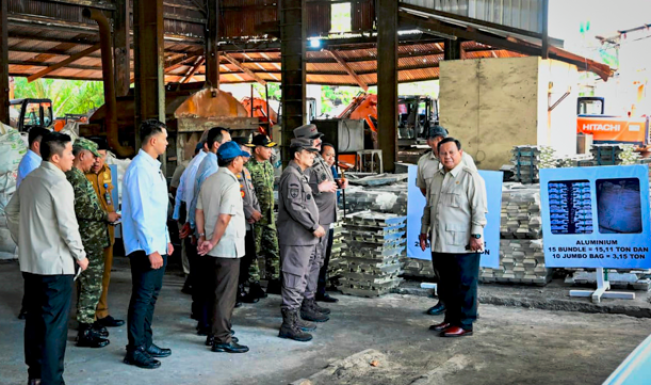 Presiden Prabowo Subianto menyaksikan secara langsung Penyerahan Aset Barang Rampasan Negara (BRN) kepada PT Timah Tbk., yang digelar di Smelter PT Tinindo Internusa, Kota Pangkal Pinang, Provinsi Kepulauan Bangka Belitung, pada Senin, 6 Oktober 2025. (Foto: BPMI Setpres)